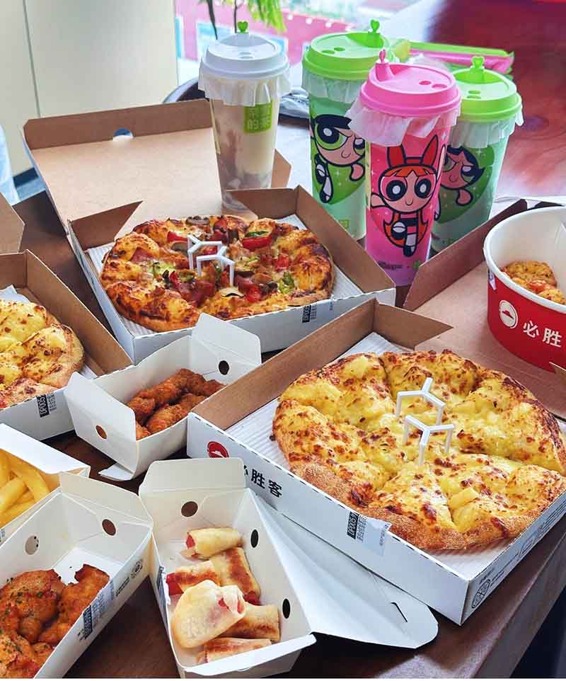 ピザとフルーツティーで楽しむアフタヌーンティー